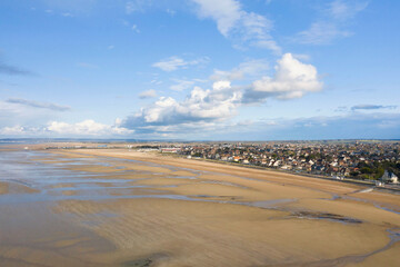 La plage de Sword beach à Ouistreham au matin au lever du Soleil en France, en Normandie, dans le...