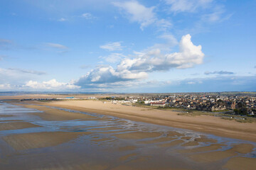 La plage de Sword beach à Ouistreham au matin au lever du Soleil en France, en Normandie, dans le...