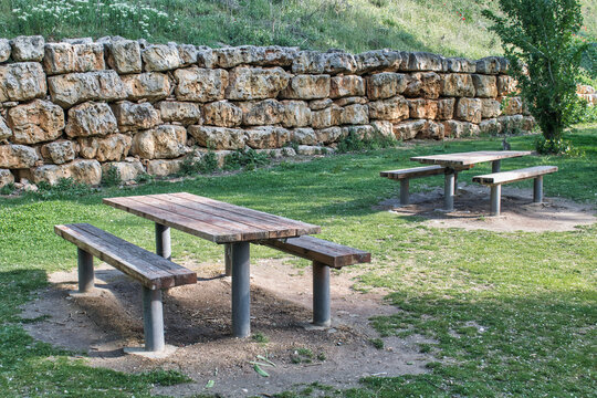 Zona merendero en el parque del Socayo en la localidad de Arroyo de la Encomienda, provincia de Valladolid