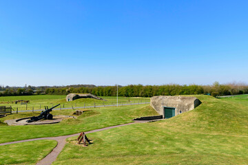 Un bunker et un canon à la batterie de Merville en France, en Normandie, dans le Calvados, au bord de la Manche.