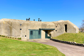 L'arrière d'un bunker à la batterie de Merville en France, en Normandie, dans le Calvados, au bord de la Manche.