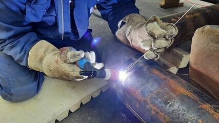 Schweißen, Schweißer, WIG Schweißer, Rohr, Rohre, Rohrleitungsbau, Fernwärme, Fernwärmerohr, Rohrleitung, Bau, Baustelle, Rohrschweißen, Rohre schweißen, WIG Rohre schweißen, Industrie, Industrierohr