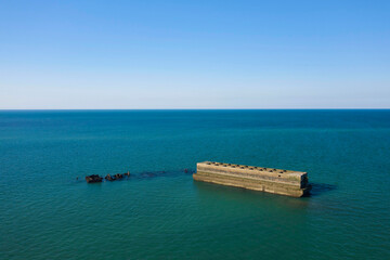Un élément du port artificiel de Arromanches les bains au niveau de Asnelles dans la mer en...