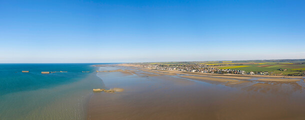 Une vue panoramique du port artificiel de Arromanches les bains au niveau de Asnelles en France, en...