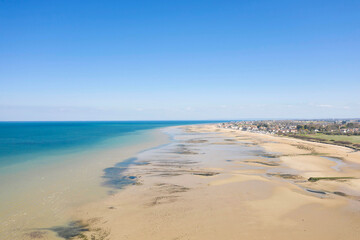 Fototapeta na wymiar La plage de Juno beach à Bernieres-sur-Mer en France, en Normandie, dans le Calvados, au bord de la Manche.