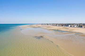 La plage de Juno beach à Bernieres-sur-Mer en France, en Normandie, dans le Calvados, au bord de la Manche.