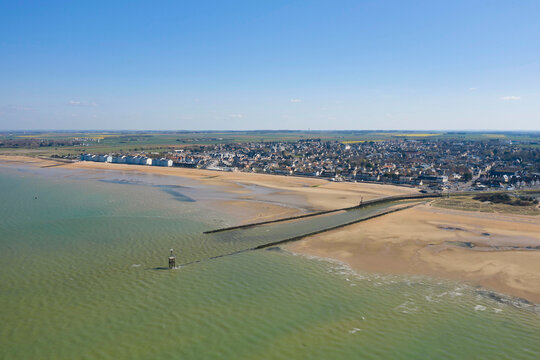 La plage de Juno beach et le canal de Courseulles-sur-Mer en France, en Normandie, dans le Calvados, au bord de la Manche.