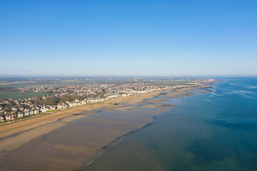 La plage de Sword beach à Hermanville sur Mer et la ville en France, en Normandie, dans le...