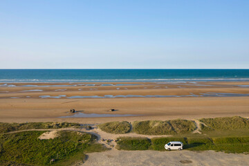 Un parking au bord de la plage de Omaha beach en France, en Normandie, dans le Calvados, au bord de...