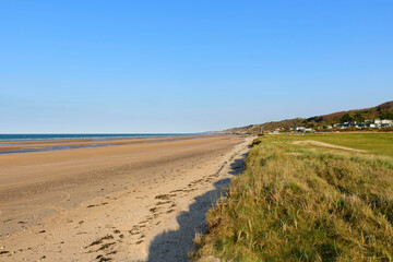 La butte de galets sur la plage de Omaha beach en France, en Normandie, dans le Calvados, au bord de la Manche.