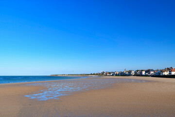 La plage de la ville de Grand Camp Maisy en France, en Normandie, dans le Calvados, au bord de la Manche.