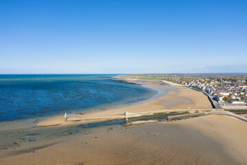 L'immense plage, les phares de la ville de Grand Camp Maisy en France, en Normandie, dans le Calvados, au bord de la Manche.