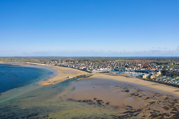 La plage, le port, les phares de la ville de Grand Camp Maisy en France, en Normandie, dans le Calvados, au bord de la Manche.
