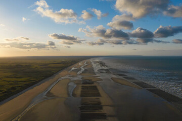 La plage de sable et les dunes de Utah beach en contre jour en France, en Normandie, dans la Manche sous le Soleil.