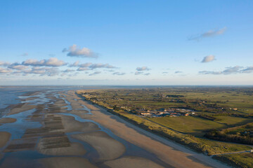 La plage de sable, les dunes et la campagne de Utah beach en France, en Normandie, dans la Manche.