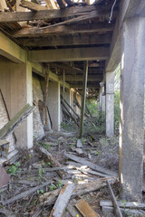 Abgest&uuml;rztes, altes Haus