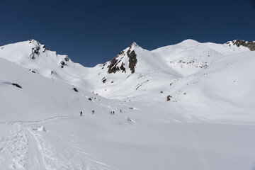 Skitourengeher in den Sellrainer Bergen bei K&uuml;htai