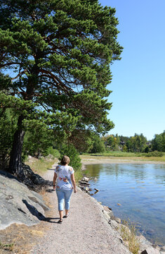 Frau an der Küste zwischen Nyköping, und Stockholm, Schweden