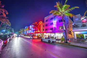 Naklejka premium MIAMI BEACH - FEBRUARY 28, 2016: Lights of Ocean Boulevard with restaurants and traffic