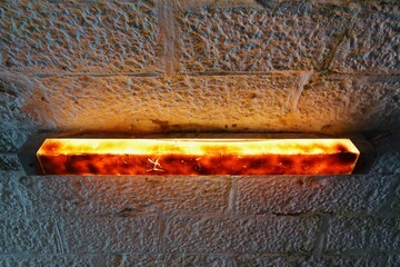 Alte Neonröhre in einem Tunnel - angebrannt