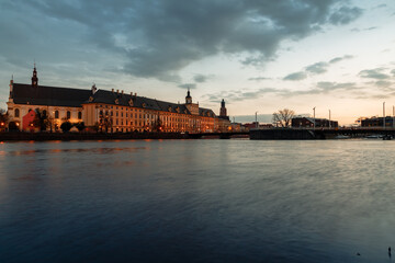 Obraz premium sunset over the oder river and view of the old town of wroclaw in poland