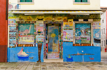 Fototapeta na wymiar Artistic graffiti house in the centre of a historic town.