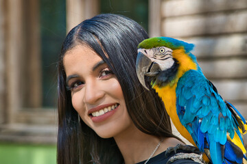 nicole foto con guacamayo © ObispoAntonio