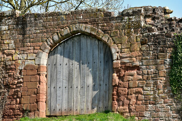 Fototapeta na wymiar Gate in the wall of Kenilworth castle complex, Kenilworth, England, UK