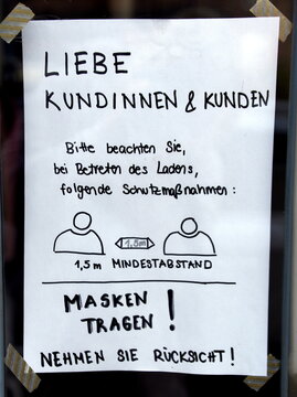 Schild im Schaufenster eines Gesch&auml;ftes  mit der Bitte um Einhalten der Schutzma&szlig;nahmen
