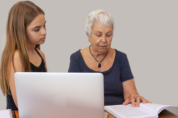 Mulher idosa avó ensina criança estudos 