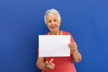 Mulher idosa apresenta espaço mensagem positiva