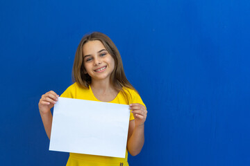 Jovem menina com cartaz em branco para mensagem