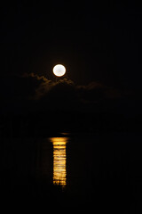 Luna al anochecer en el Arroyo Pando, Canelones, Uruguay