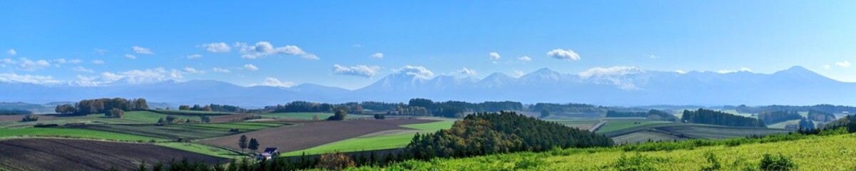美瑛の丘で見た青空バックの十勝連峰と広大な畑のパノラマ情景＠北海道