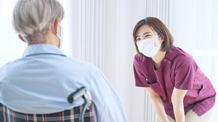 マスクをしたシニア男性エッセンシャルワーカー