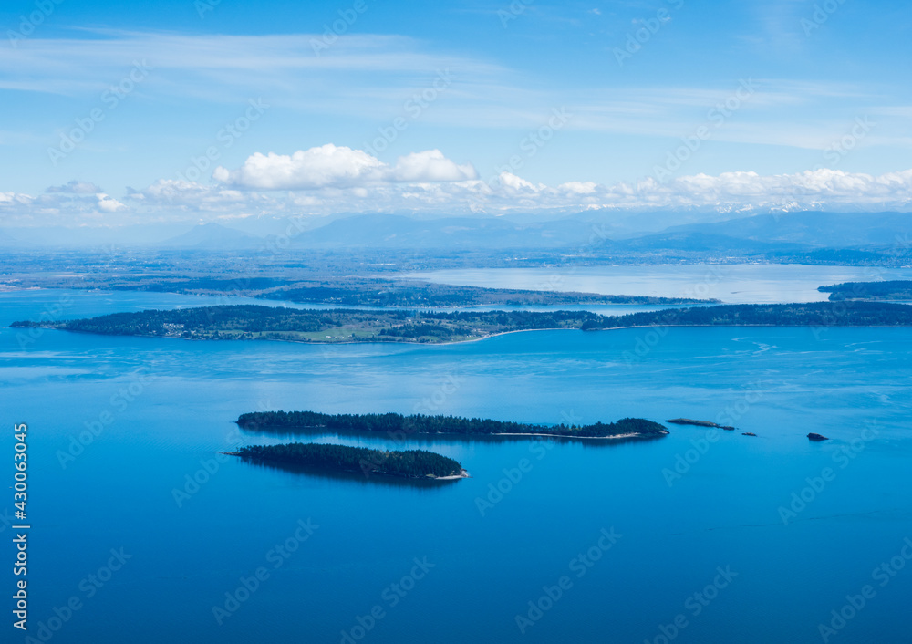 Wall mural Scenic view from the top of Mount Constitution in Moran State Park - Orcas Island, WA, USA