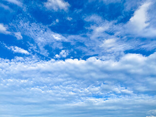 Obraz premium Blue sky and beautiful soft white clouds good weather for background