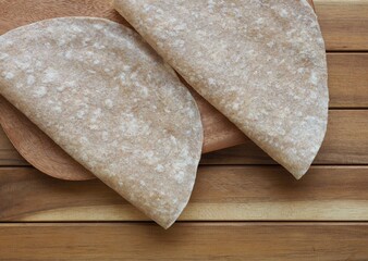 신선한 원형모양의 또띠아 
