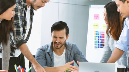 Obraz premium Diversity multiethnic team group of business people Present meeting conference room brainstorming business graph, chart. Multicultural Teamwork collaborate business team meeting together trust partner
