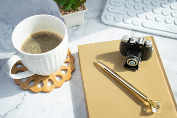 책과 키보드 연출