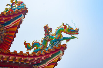 台湾の寺のカラフルな龍の飾り