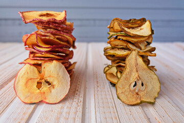 Chips from pears and apples homemade without sugar and additional additives. Trend-tasty and healthy.