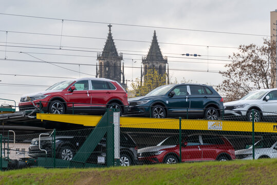Deutschland, Sachsen-Anhalt, Magdeburg, ein G&uuml;terzug mit Neuwagen f&auml;hrt in den Hauptbahnhof ein.
