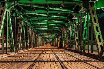 Wieczorne zdjęcie mostu Gdańskiego w Warszawie w ciepłych barwach