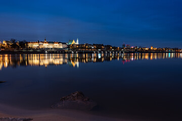 Nocne zdjęcie mostu i widok na stare miasto w Warszawie © piotr