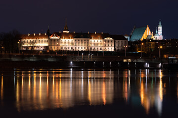 Nocne zdjęcie zamku królewskiego w Warszawie