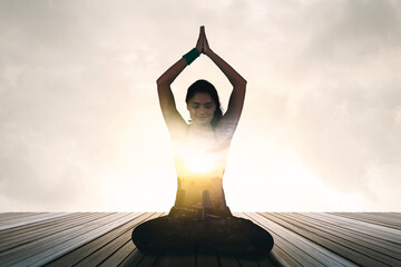 Fototapeta premium Indian woman meditate with modern city background