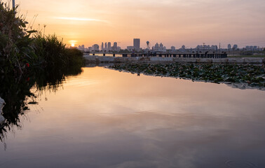 Fototapeta premium Amazing sunset on Beer Sheva lake