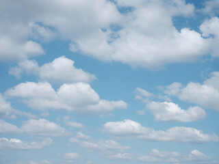 Un ciel bleu de printemps avec des nuages blancs