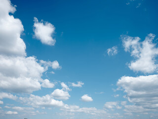 Naklejka na ściany i meble Un ciel bleu de printemps avec des nuages blancs